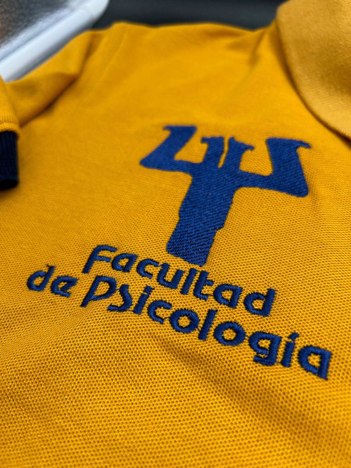 psicología, UNAM, playera polo, hombre