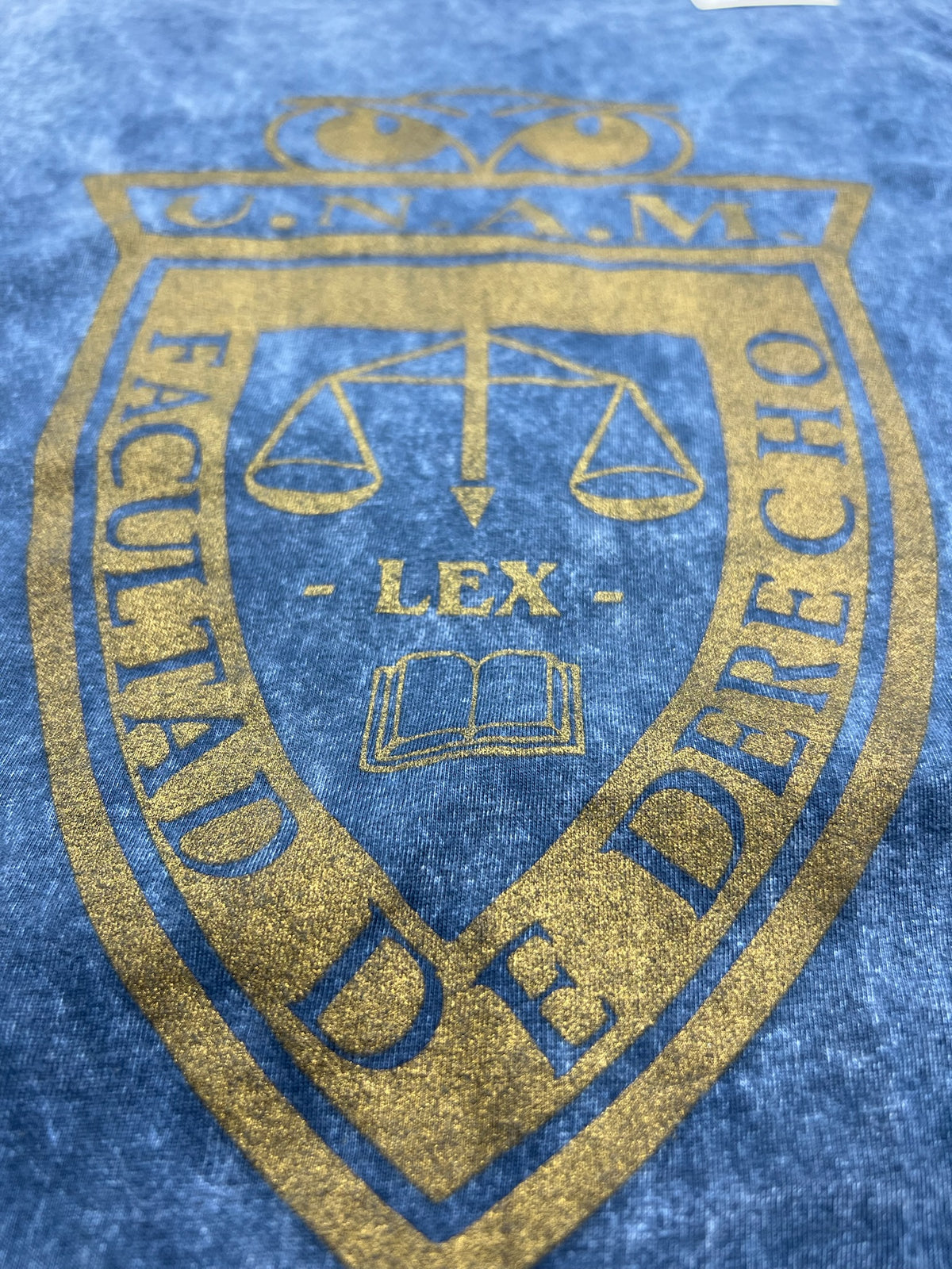 DERECHO BÚHO UNAM playera, hombre acid wash