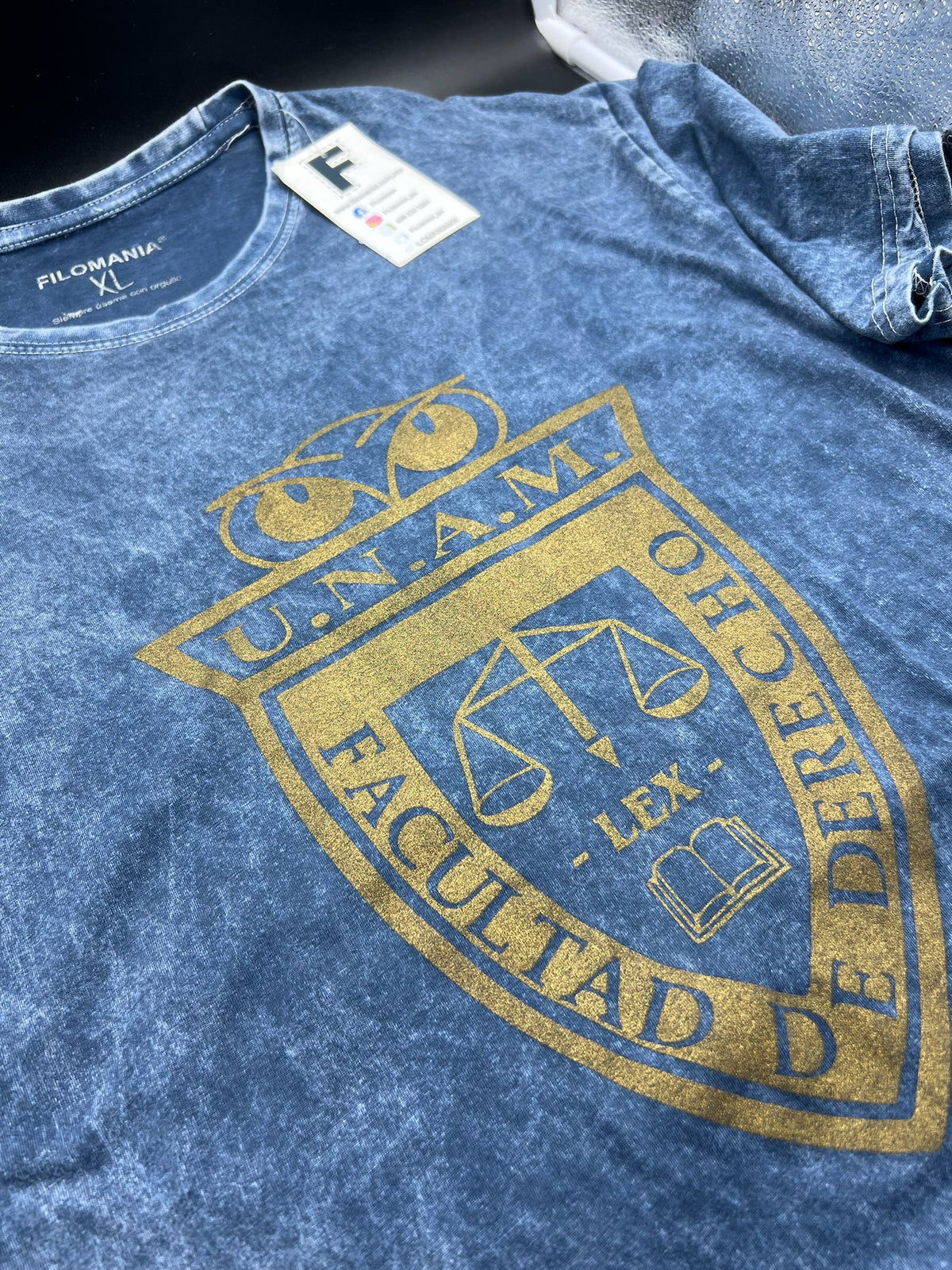 DERECHO BÚHO UNAM playera, hombre acid wash